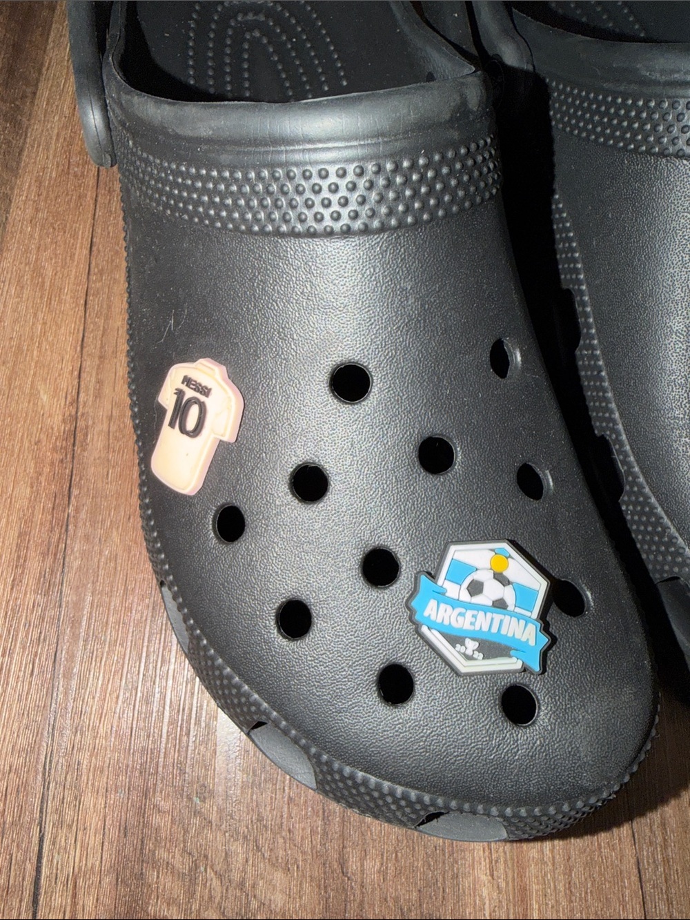 Crocs Clog Black EEUC with Messi Jibbits #10 men’s 10/ women’s 12 - Picture 2 of 7